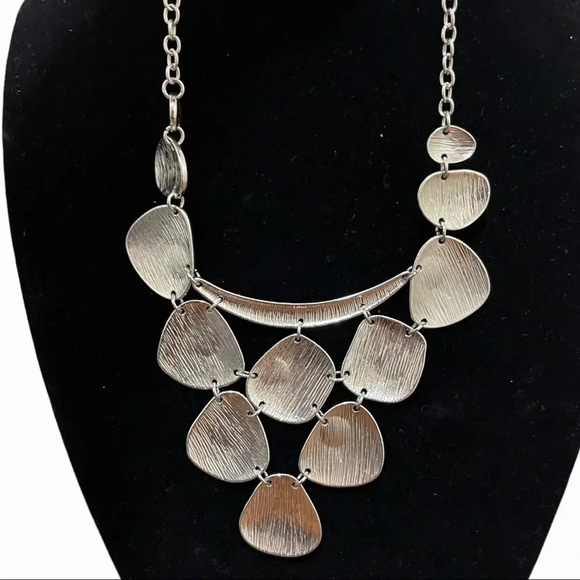 HAMMERED metal chunky‎ shapes statement necklace - Picture 2 of 3